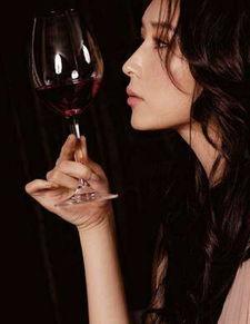 明星半夜喝红酒图片,明星深夜品味红酒时光