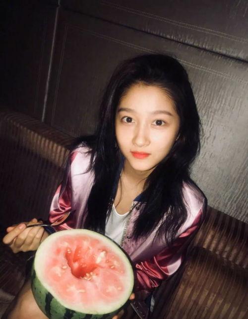 夏天吃瓜写真照
