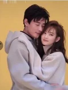 男助理女明星,甜蜜互动背后的故事